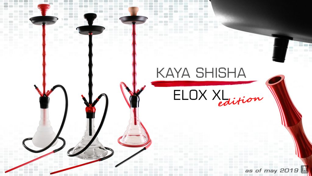 Drei verschiedene Kaya ELOX XL Shishas mit schwarz rotem Rauchsäulenset und unterschiedlichen Glasformen vor einem stilisierten Hintergrund. Rechts im Bild: der 18.8 Schliffadapter an der Rauchsäulenspitze.