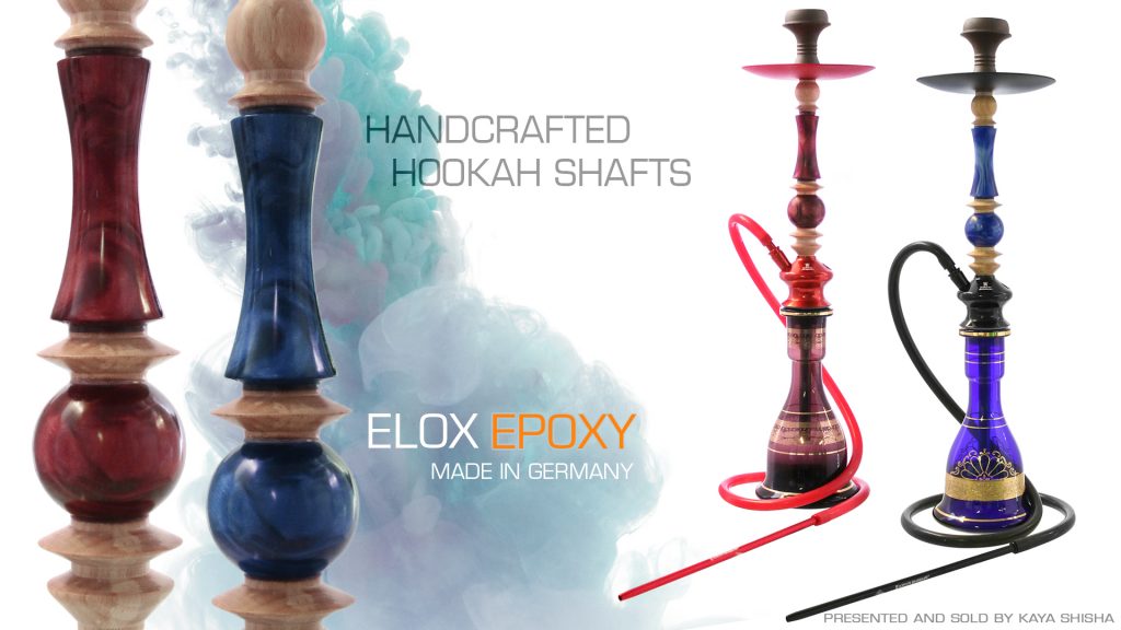 Kaya Shisha Werbebanner. Abgebildet sind zwei ELOX Epoxy Shishas in rot und blau sowie eine Detailaufnahme der Holzrauchsäulen vor weißem Grund.
